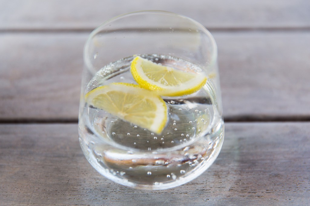 sparkling water with lemon