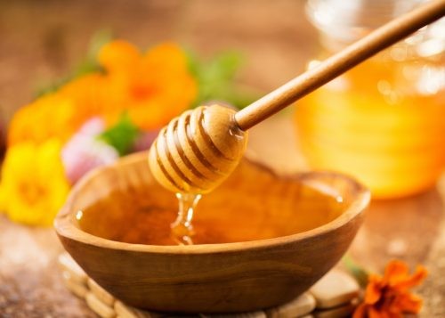Honey in a wooden pot