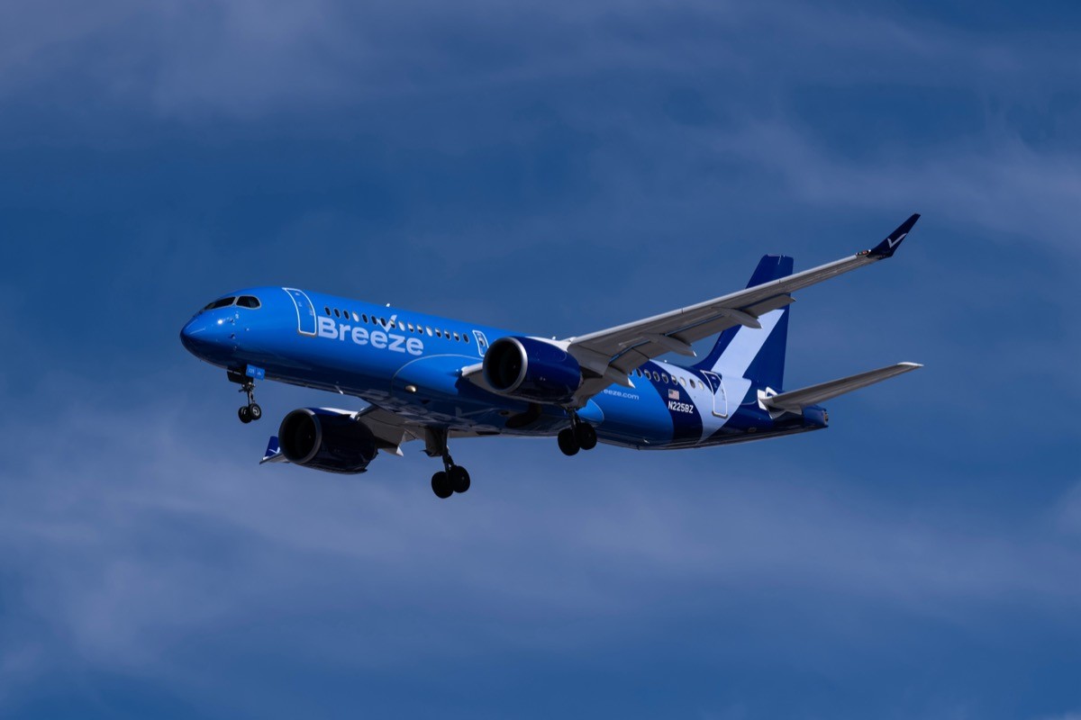 breeze airways flight in the air