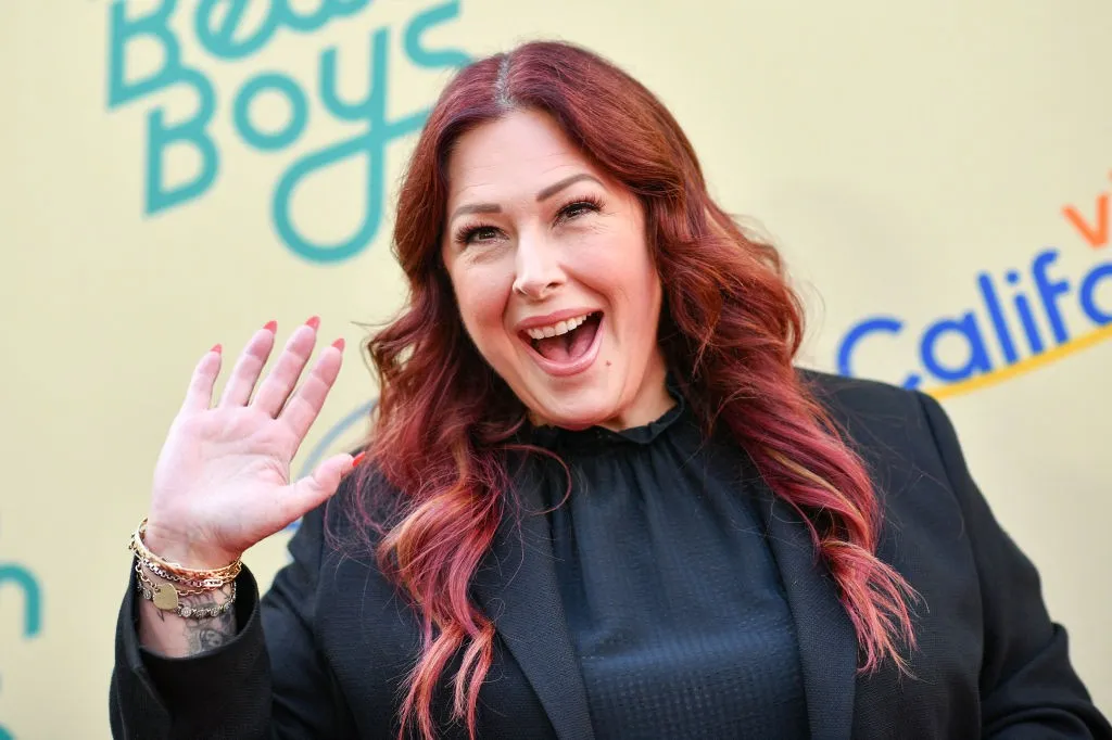 Carnie Wilson waving