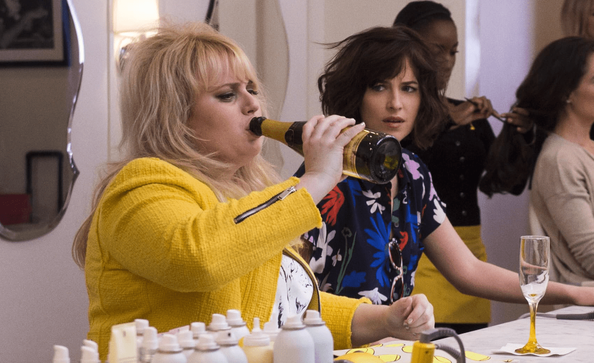 Rebel Wilson and Dakota Johnson in a scene from "How to Be Single"