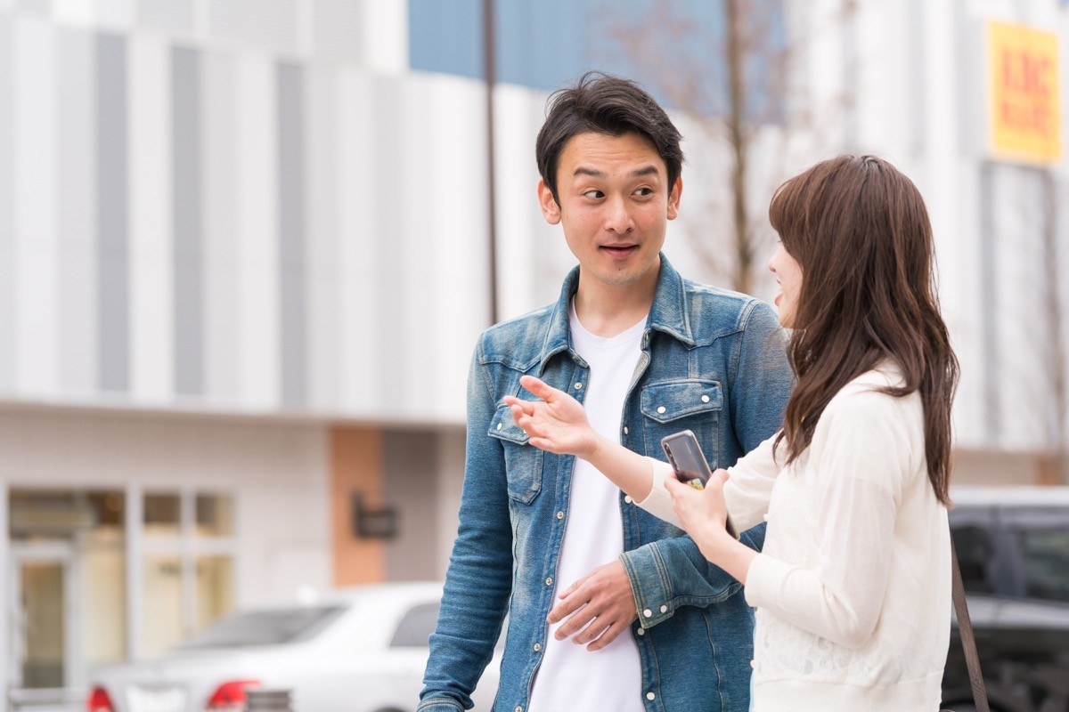 17 Signs You're a Bad Listener, According to Experts