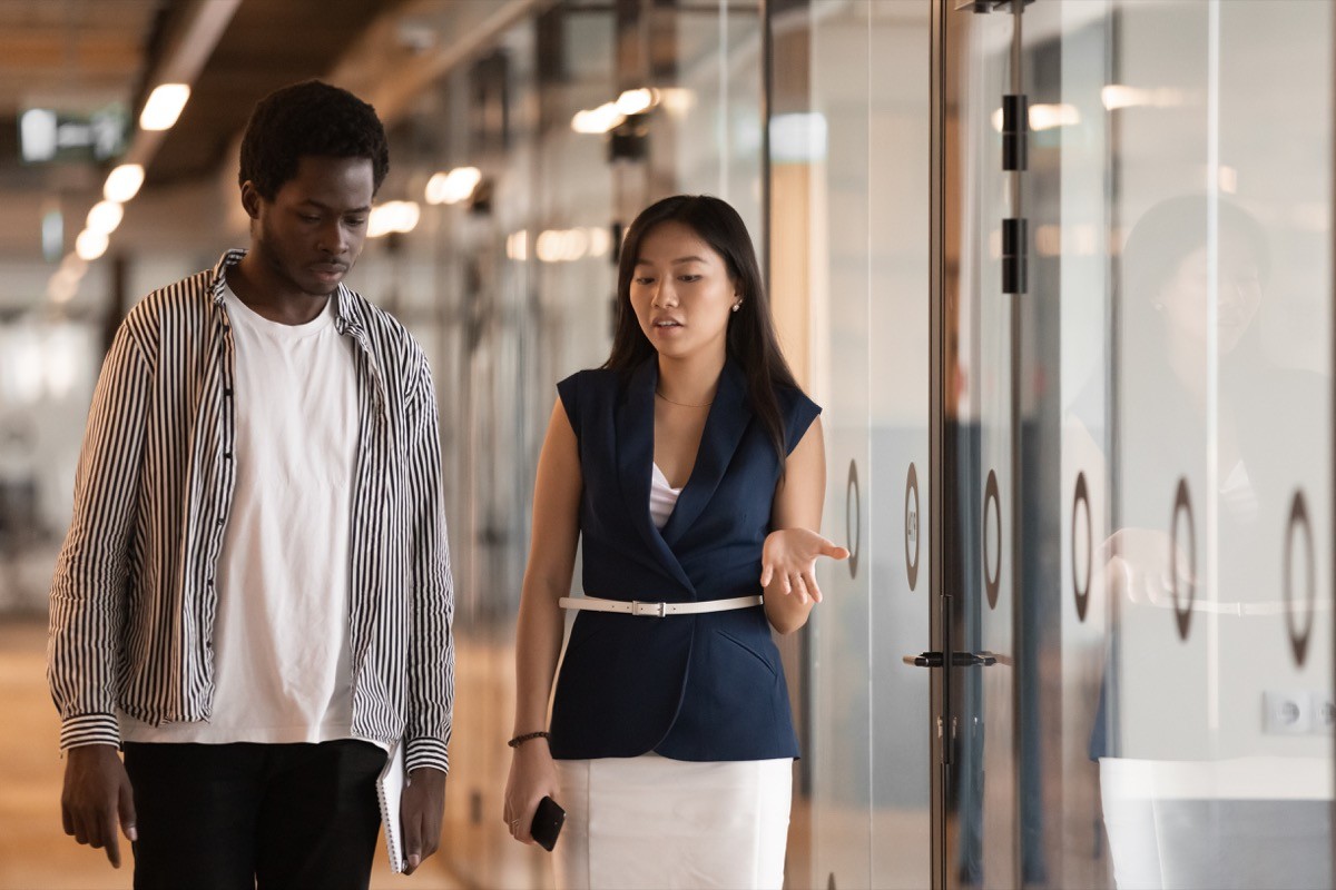 17 Signs You're a Bad Listener, According to Experts