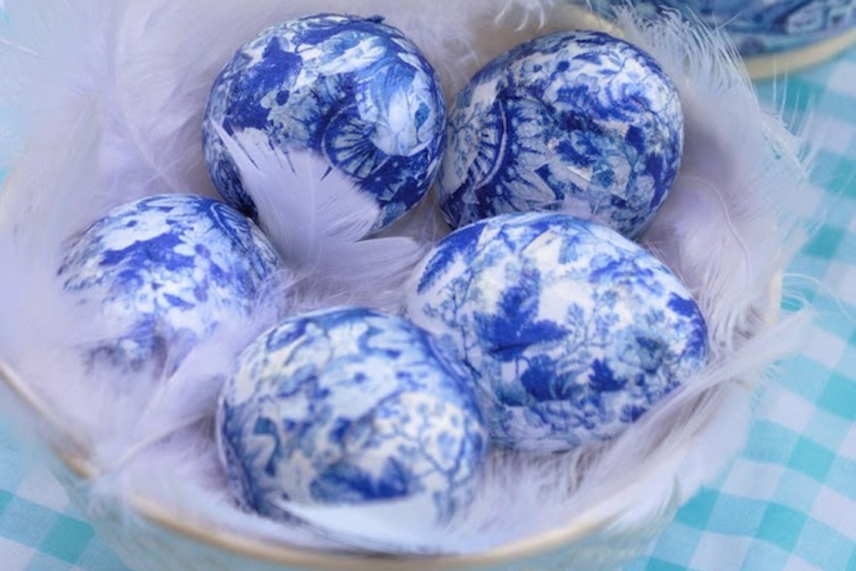 decoupage easter eggs blue and white DIY