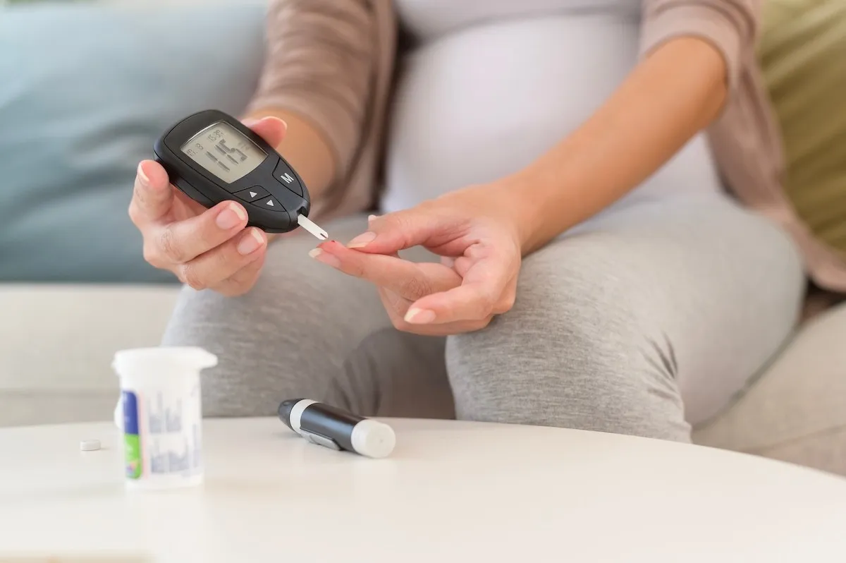 pregnant woman checking blood sugar levels