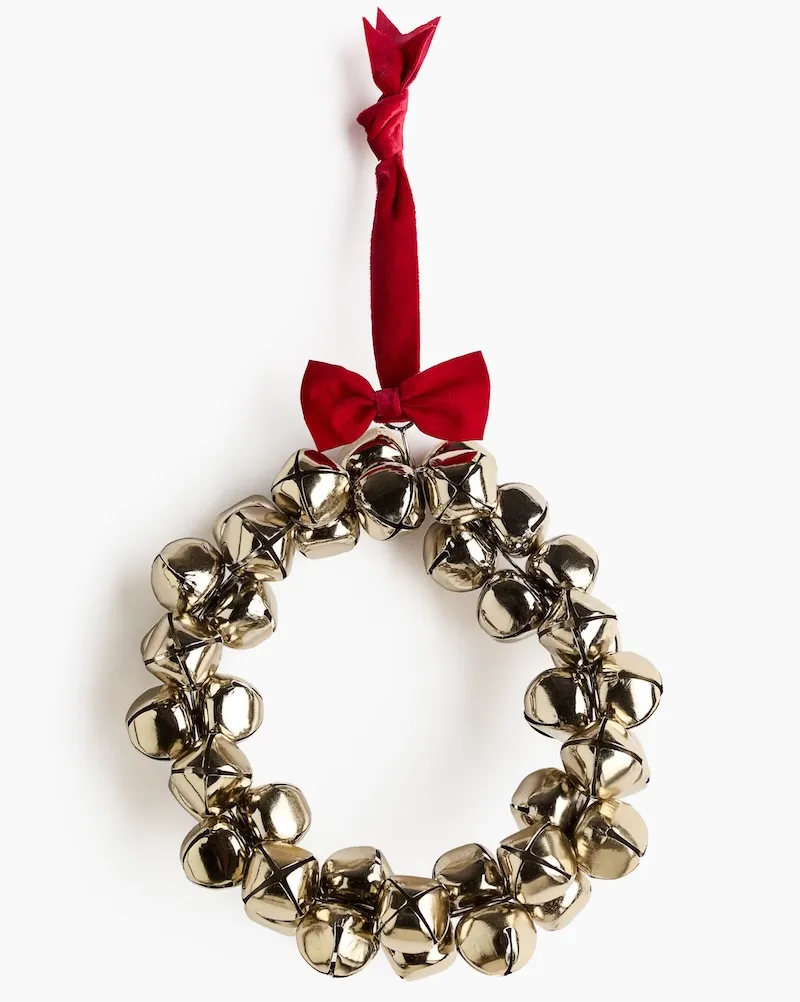 A golden bell wreath