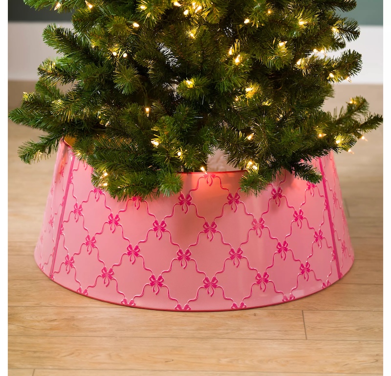 A pink bow metal tree collar