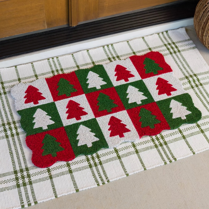 A scalloped Christmas tree doormat 