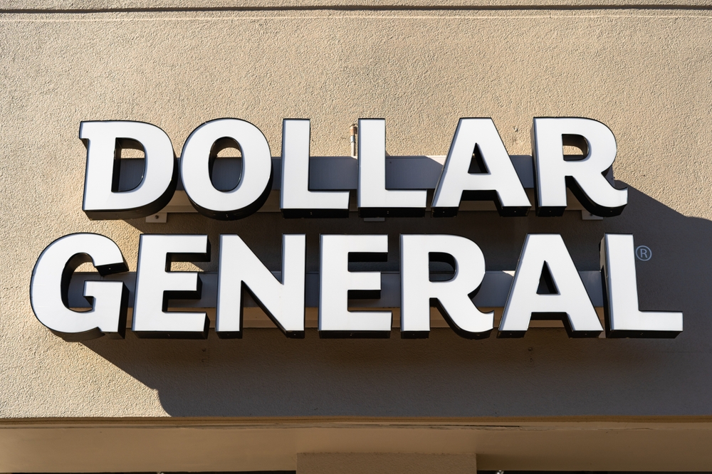 A Dollar General storefront sign