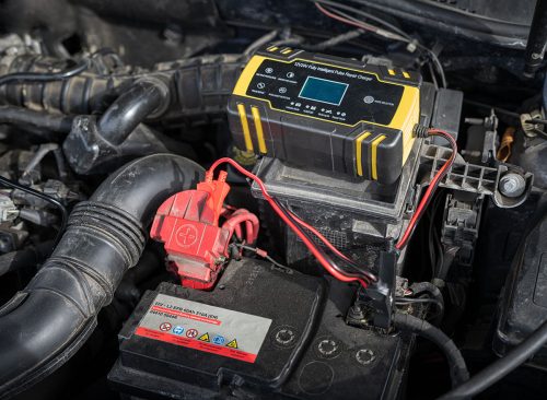 Device for charging or recuperating a car battery.