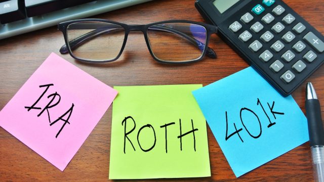 sticky notes with IRA, Roth, and 401k