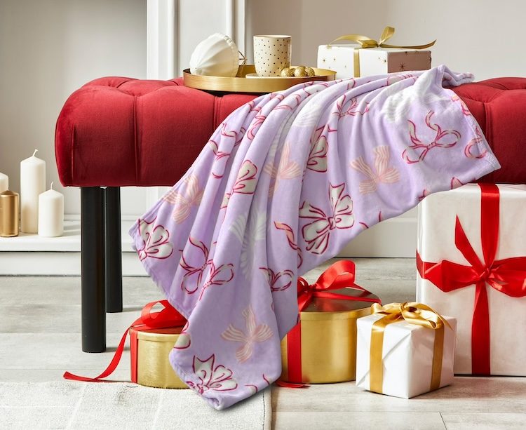Way to Celebrate Super Soft Cozy Valentines Day Oversize Plush Throw Blanket