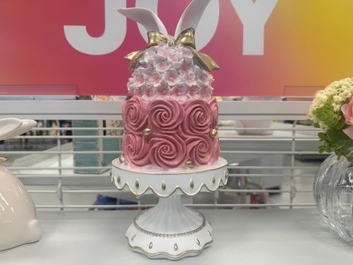 ross-finds-flying-shelves-easter-cake