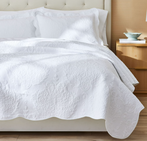 white medallion scalloped quilt set