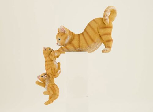 Cat Mom And Babies Ledge Leaner