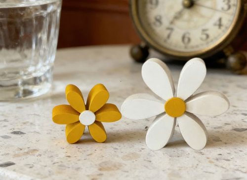 LWVITH Wood Flowers Home Decor Wooden Daisy Decor Set 2 Pieces Large and Small Nesting Display Yellow and White Tabletop Shelf Decor for Living Room Bedroom Spring Summer Rustic Floral Arrangement