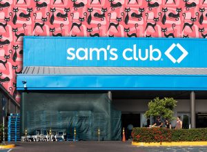 7 Best New Sam's Club Pet Finds Under $25. Sam's Club new logo, Sams club wholesale superstore facade, Guadalajara, Jalisco, December 4, 2025.